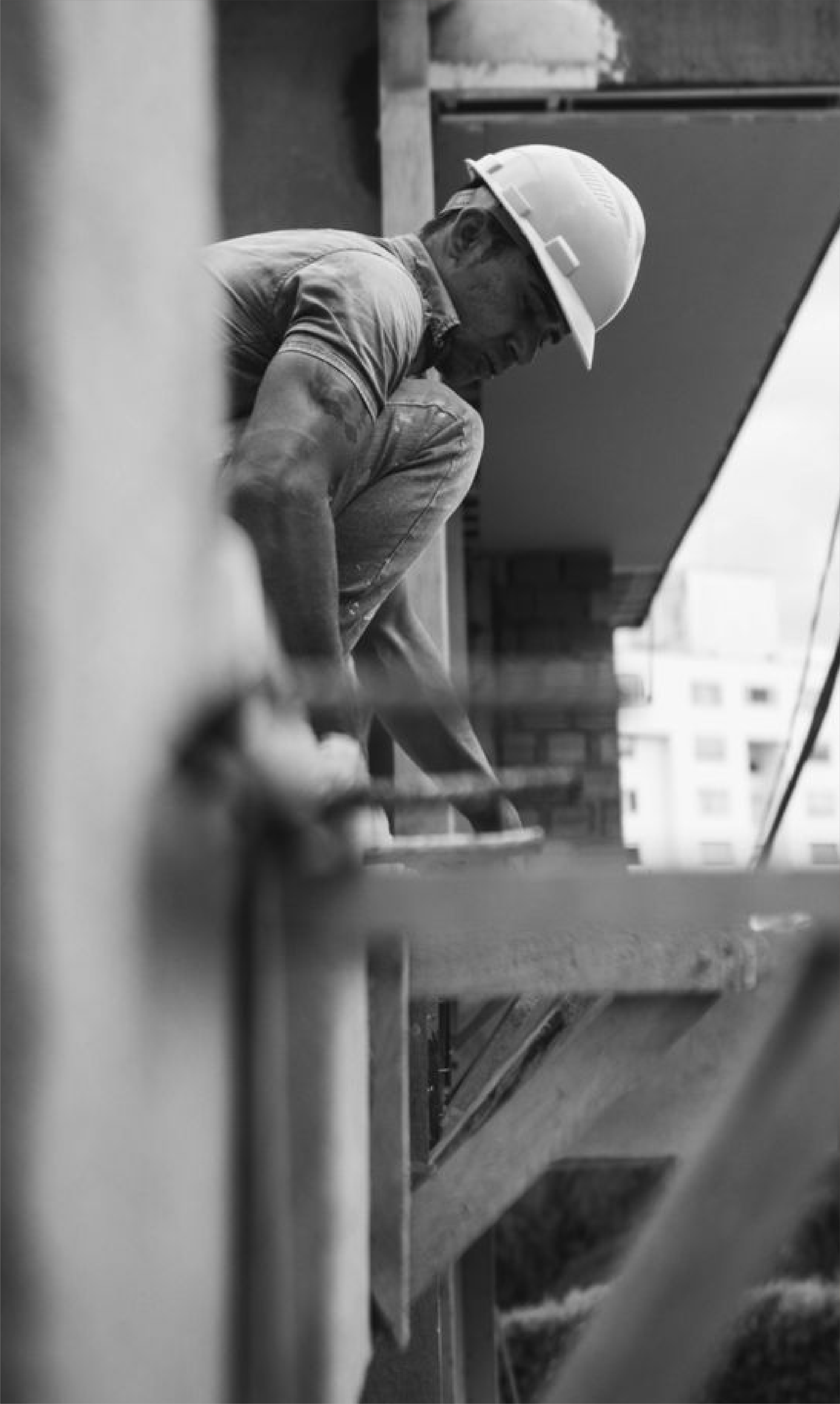 Obrero con casco trabajando en una estructura en altura